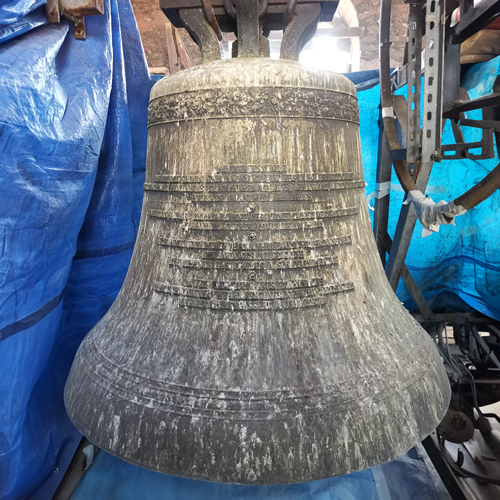 Nettoyage d'une cloche en bronze par aérogommage — avant
