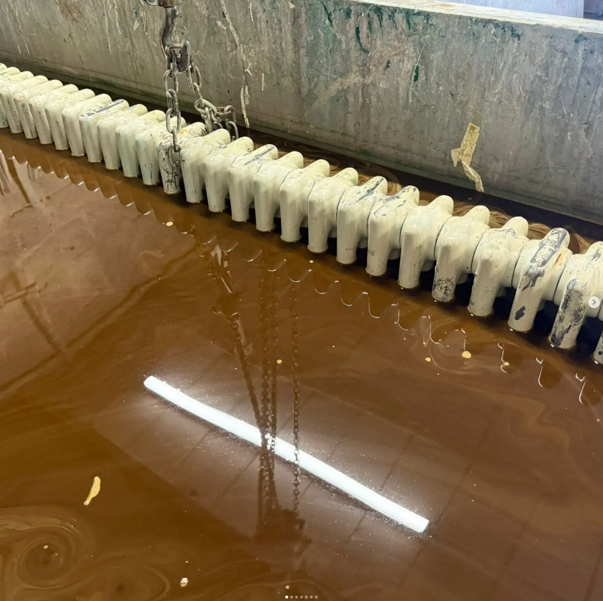pièce plongée dans le bain de décapage