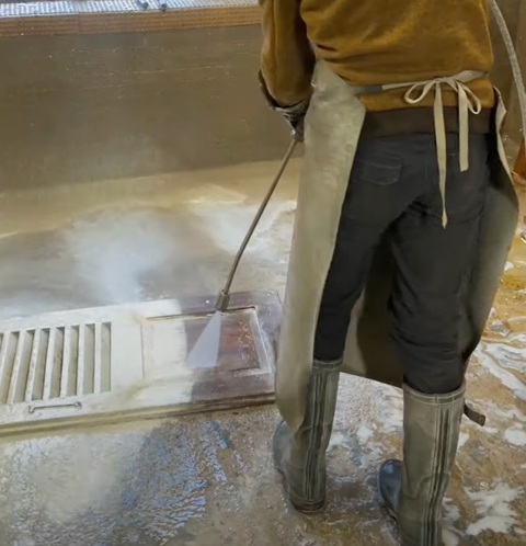 lavage à haute pression d'une pièce décapée